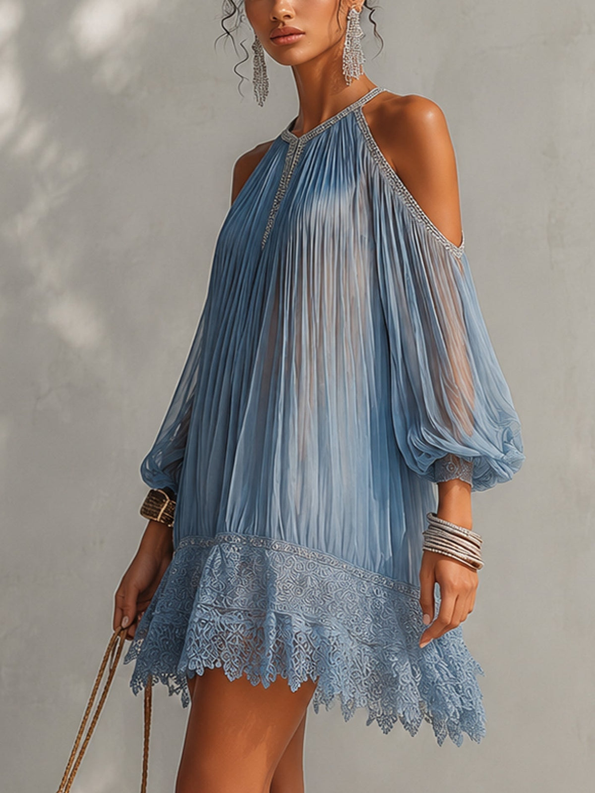 Bleuette | Mini Vestido Fruncido Azul, Hombros Descubiertos, Bajo de Encaje