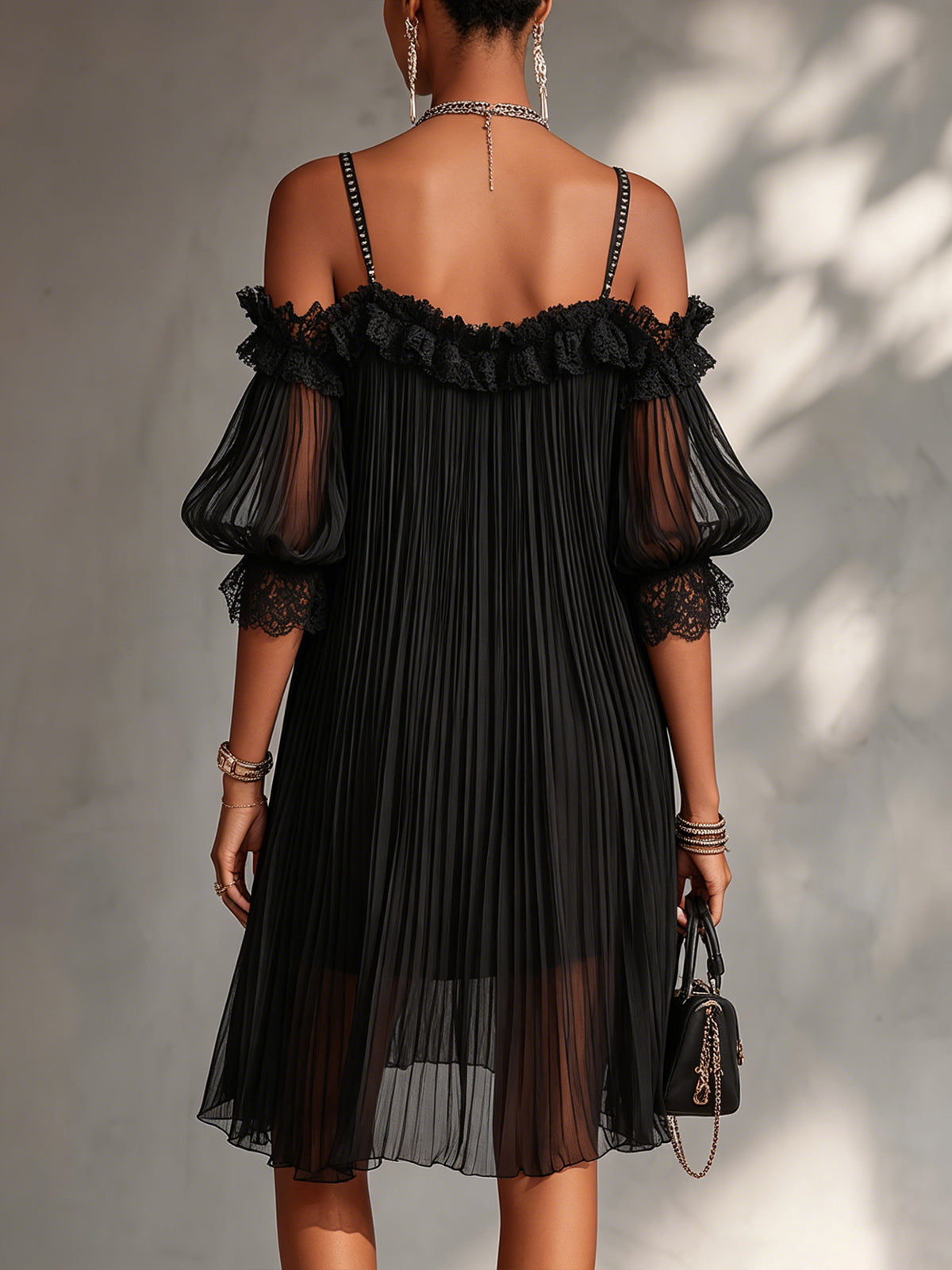 Léonie | Mini Vestido Negro, Hombros Descubiertos, Borde de Encaje