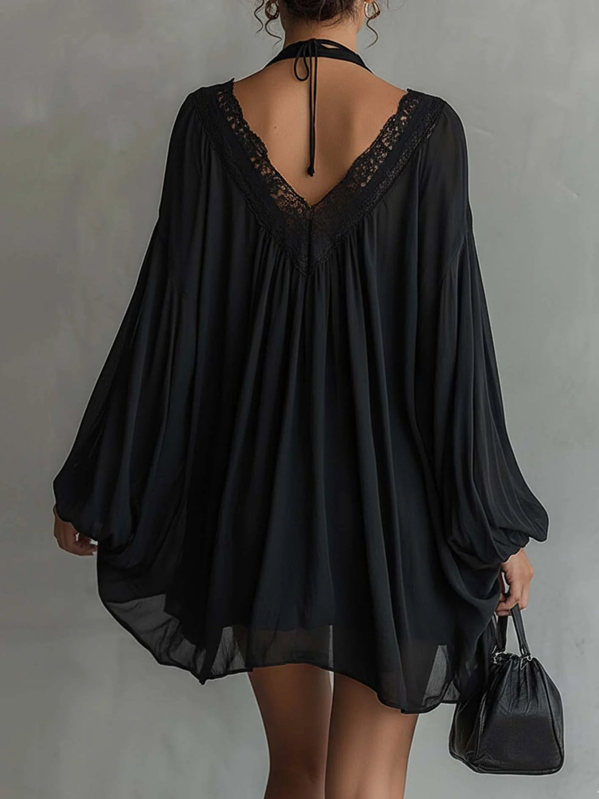 Cassandra | Mini vestido de gasa negra, cuello de encaje