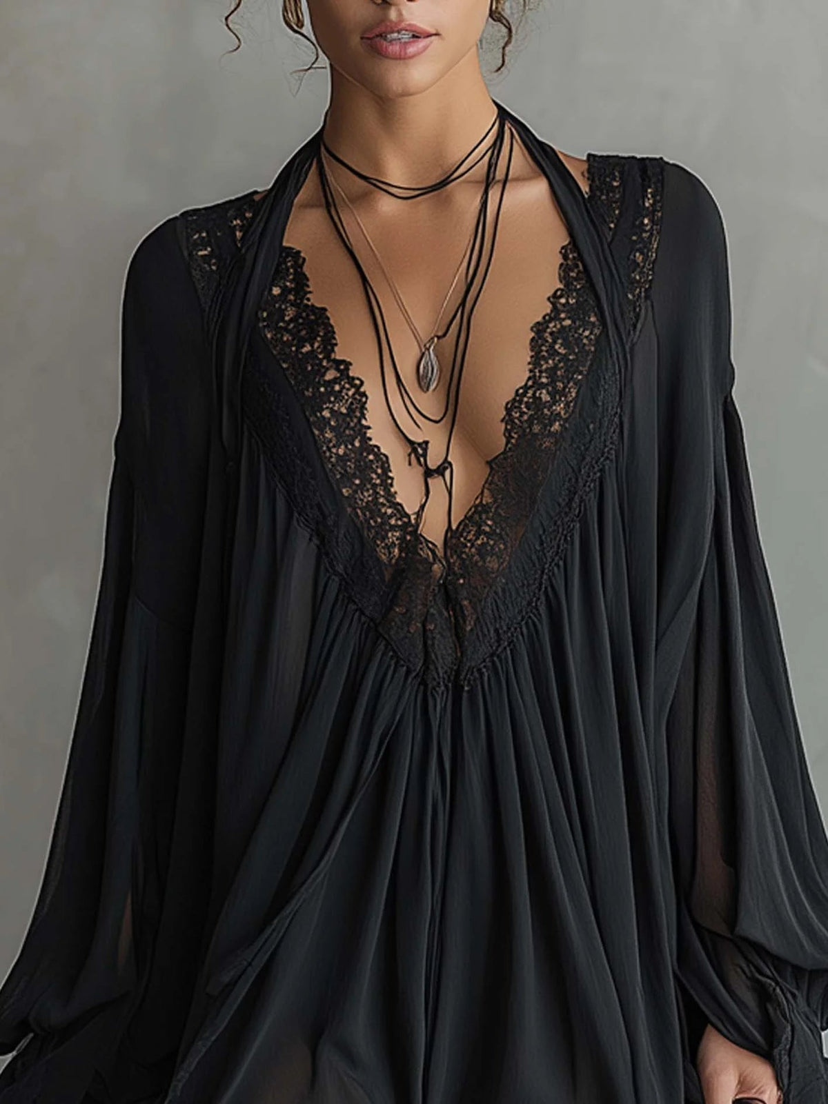 Cassandra | Mini vestido de gasa negra, cuello de encaje