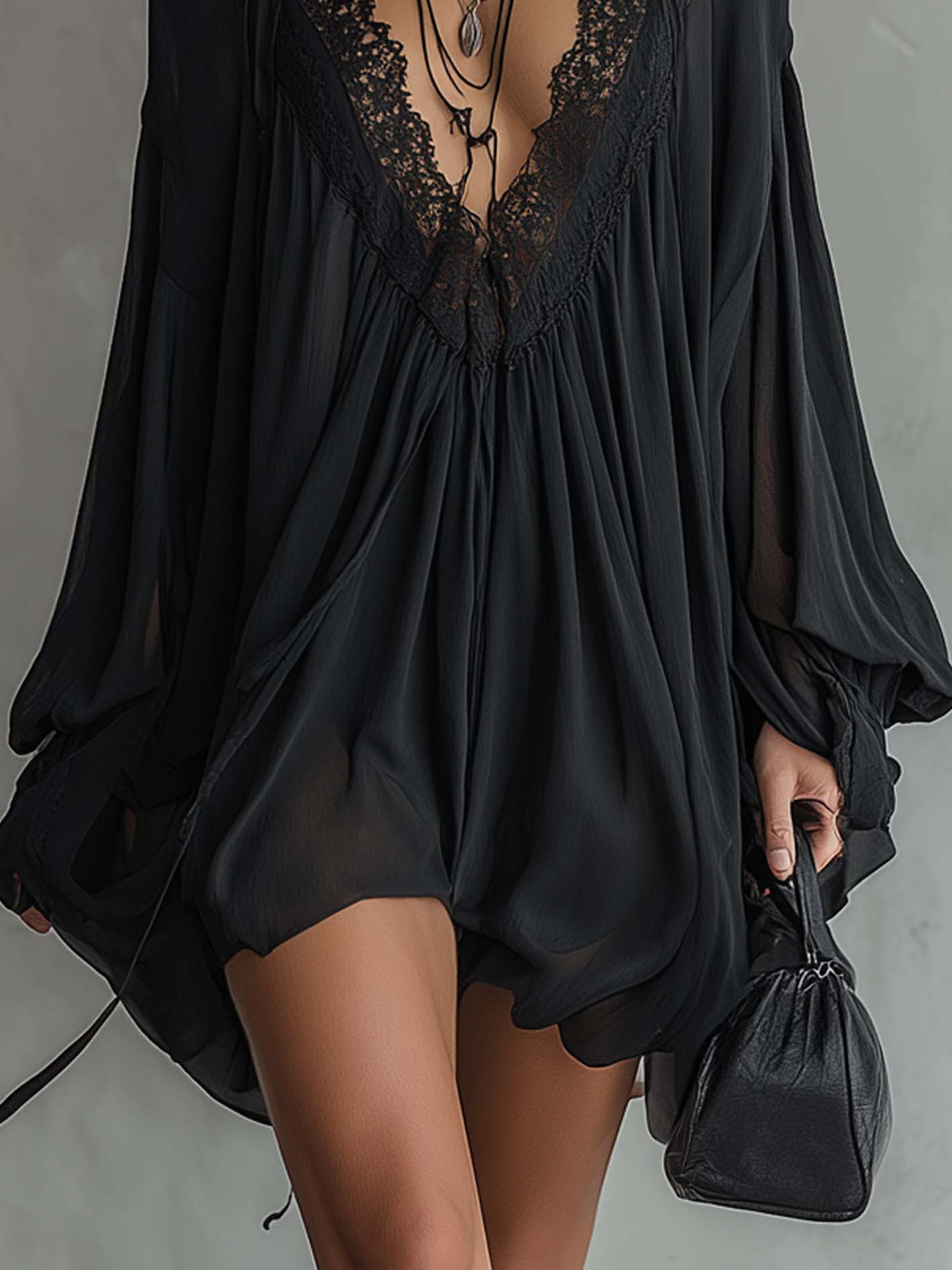 Cassandra | Mini vestido de gasa negra, cuello de encaje