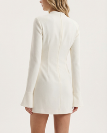 Elara • Vestido Mini Cuello Alto Esculpido en blanco