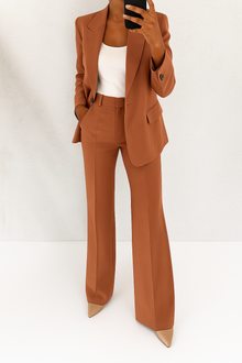Patricia · Traje sastre elegante en Marrón