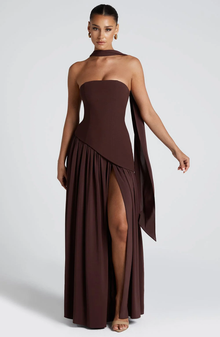 Vega • Vestido Maxi Sin Tirantes con Bufanda a Juego en Marrón