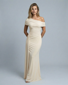 Aida • Vestido Maxi Arrugado de Un Hombro en Beige