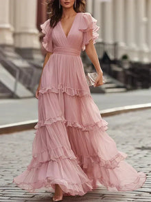 Rosalía | Vestido Maxi Rosa Empolvado con Escote en V, Volantes Escalonados y Mangas Mariposa en Rosa Claro